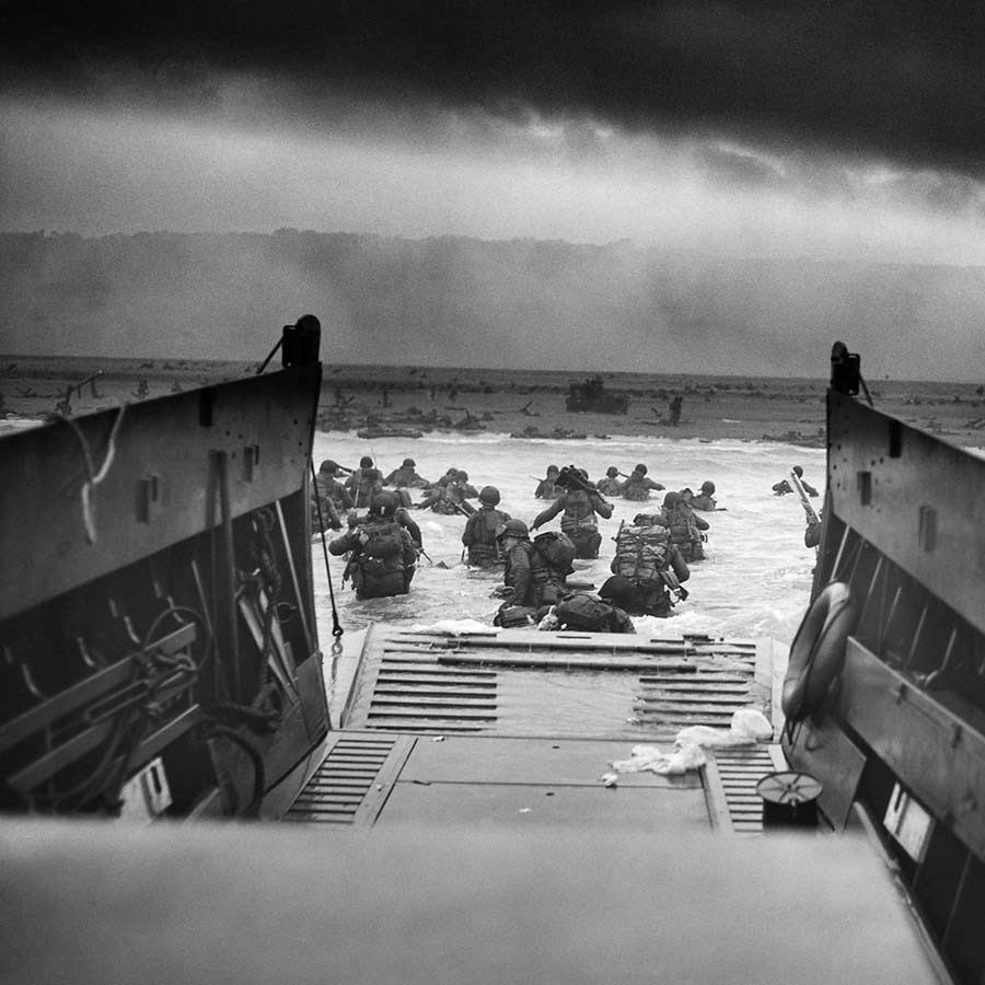 এই অভিযানে বেশ কিছু প্রাণহানির ঘটনাও ঘটে। গবেষণা চলাকালীন থার্স্টন আইল্যান্ডে বিমান দুর্ঘটনা ঘটে। ১৯৪৬ সালের ৩০ ডিসেম্বর ঘটনাটি ঘটে। ইউএসএস কারিটাক থেকে তিনটি মার্টিন পিবিএম-৫ সমুদ্রবিমান পাঠানো হয়। এই অভিযানের নাম দেওয়া হয় ‘জর্জ ১’। বিমান থেকে মার্কিন নৌবাহিনী আন্টার্কটিকার বিভিন্ন জায়গা জরিপ করছিল সে দিন। সেই সময় প্রবল তুষারঝড় এবং ঘন কুয়াশায় দৃশ্যমানতা হারাতে থাকে সেনারা। ঘটনাস্থলেই মৃত্যু হয় তিন জন সেনার। ছ’জন আহত হন।