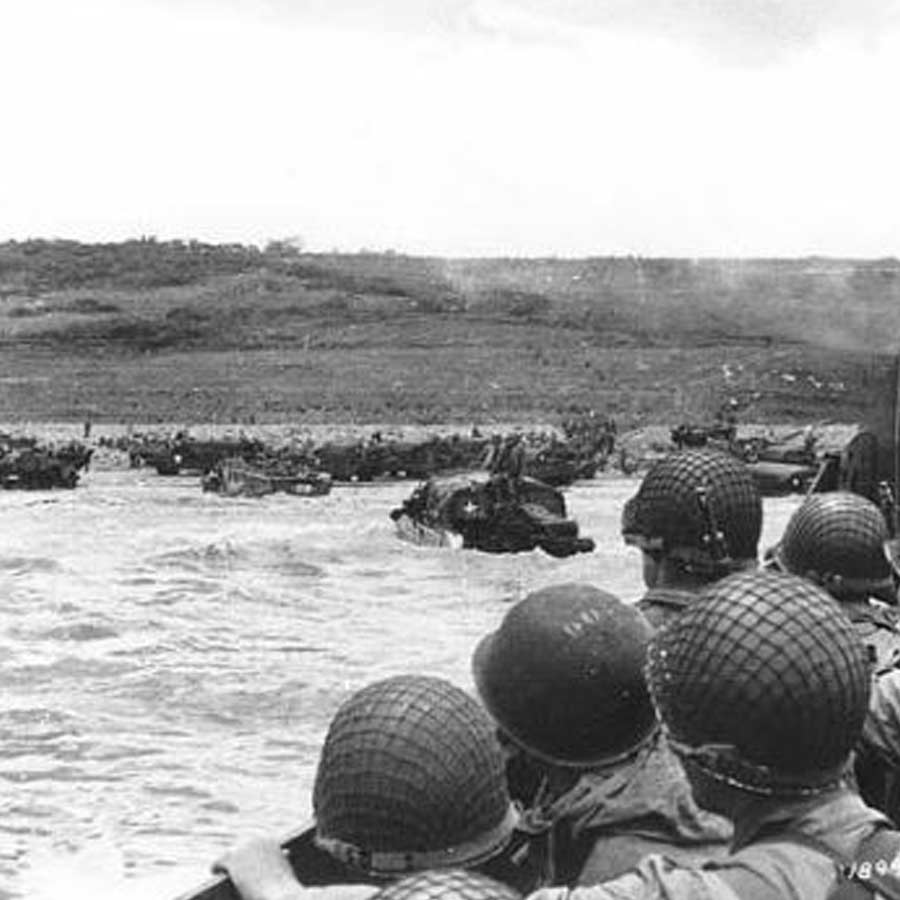  যদিও ‘অপারেশন হাইজাম্প’ ঘিরে রয়েছে বহু জল্পনা। অনেকেই মনে করেন, এটি মার্কিন যুক্তরাষ্ট্রের একটি ষড়যন্ত্র তত্ত্ব। প্রকাশ্যে আবহাওয়া সংক্রান্ত গবেষণার কথা বললেও আসলে আন্টার্কটিকার মতো জায়গায় ঘাঁটি তৈরি করতেই এই অভিযান চালানো হয়। কেউ কেউ বলেন সরকারের কোনও গোপন পরিকল্পনা চাপা দেওয়ার জন্যই ছিল এই অভিযান। আবার, এটি নাৎসিদের গোপন ঘাঁটি খুঁজে বার করার অভিযান বলেও দাবি করেন অনেকে। ‘আইস ওয়্যাল’ খুঁজে বার করার কারণেও ‘অপারেশন হাইজাম্প’ হতে পারে বলে বিশ্বাস একদল ষড়যন্ত্রতত্ত্ববিদের।