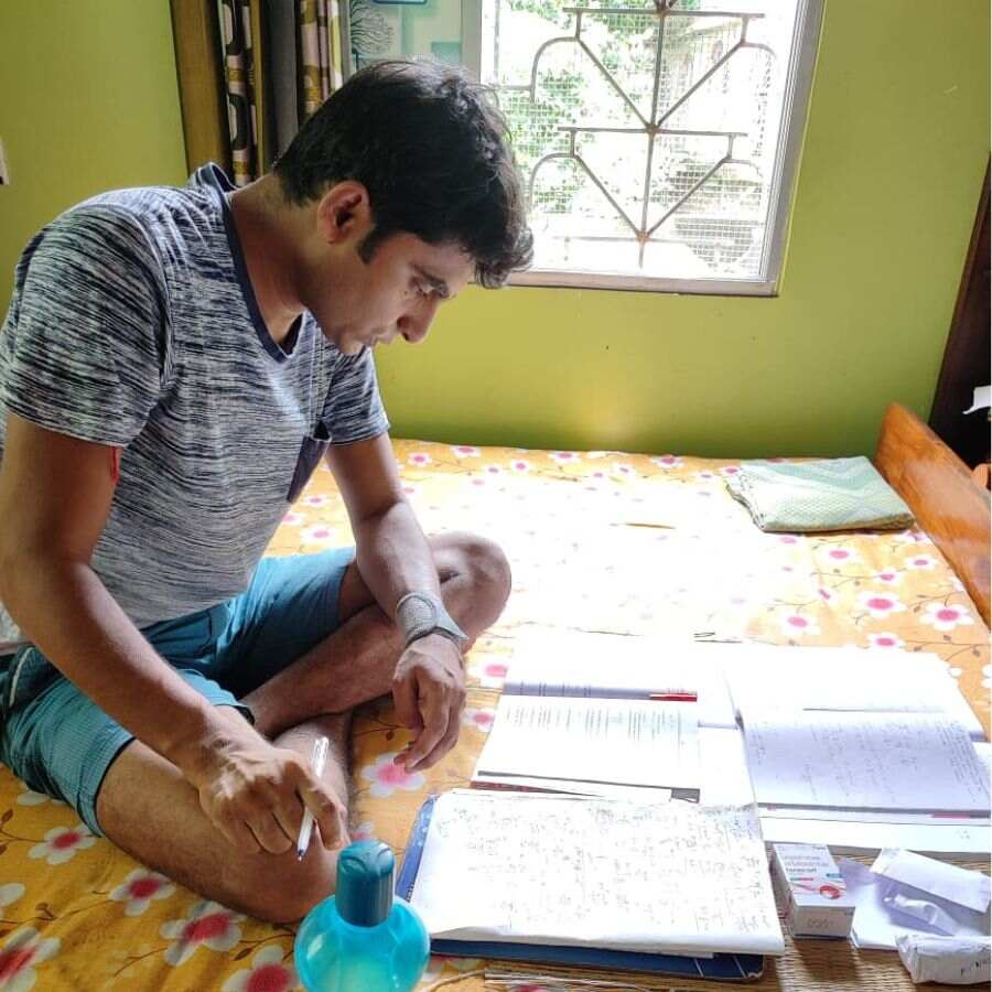 চাকরিহারা অবস্থায় জয়ন্ত কুণ্ডু ফের মন দিয়েছেন পড়াশোনায়।