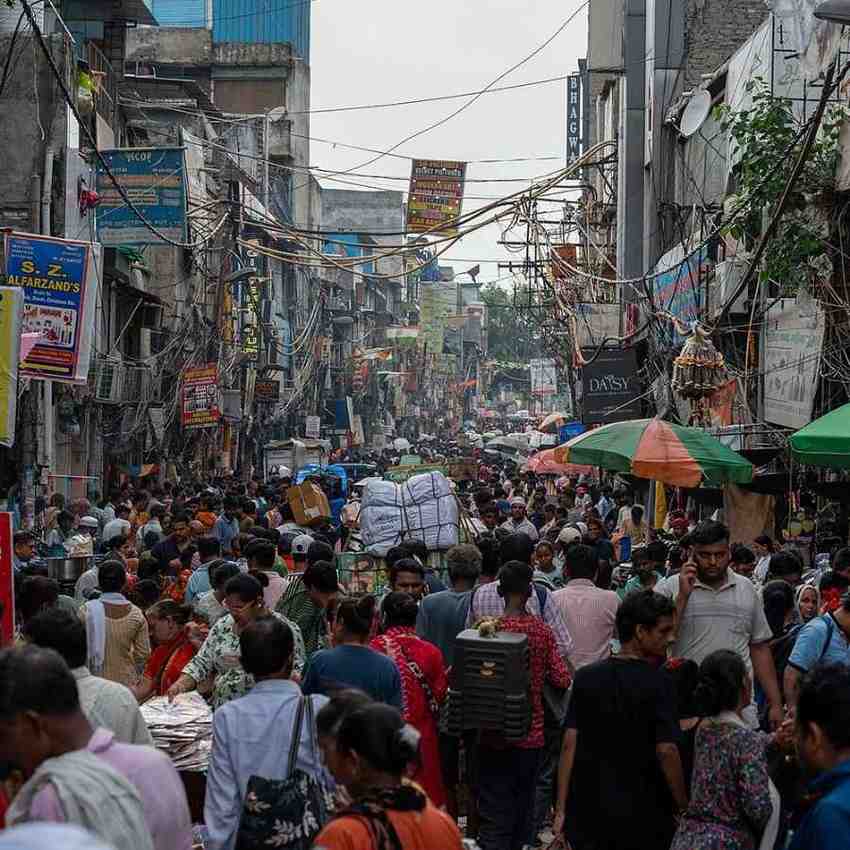 ৪. বড়বাজার, পাইকারি দামে খুশির পসরা: বড়বাজার মানেই পাইকারি বাজার। কিন্তু তার মানে এই নয় যে, খুচরো ক্রেতারা এখানে যেতে পারবেন না। বরং কম দামে ভাল জিনিস কেনার ক্ষেত্রে এটি কার্যত এক স্বর্গরাজ্য। এখানে জামাকাপড়, শাড়ি, গয়না, এবং পুজোর সাজসজ্জার জন্য প্রয়োজনীয় সব কিছুই পাইকারি হারে পাওয়া যায়। পুজো শুরুর অনেক আগে থেকেই তাই এখানে কেনাকাটার ভিড় শুরু হয়। কারণ শহরের বেশির ভাগ খুচরা বিক্রেতা এখান থেকেই তাঁদের জিনিসপত্র কেনেন। তাই পকেটের কথা ভেবে কেনাকাটা করতে চাইলে বড়বাজার একটি সেরা ঠিকানা।