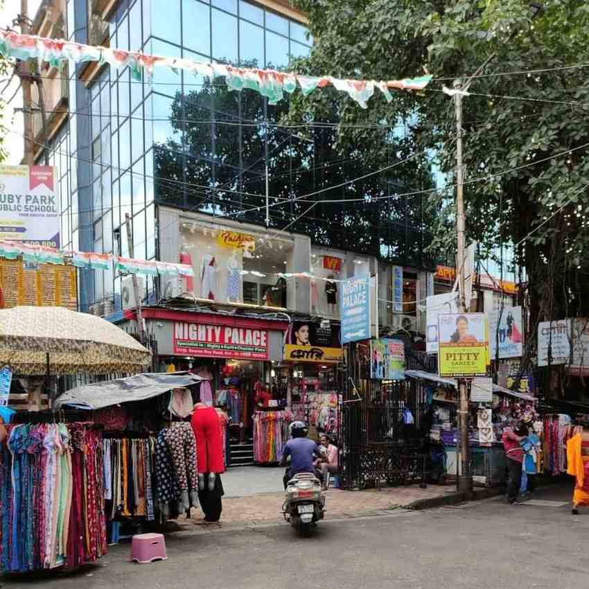 ৫. বেহালা, স্থানীয় বাজারেই প্রাণের পরশ: দক্ষিণ কলকাতায় থাকেন। হাতিবাগান বা নিউ মার্কেটে গিয়ে কেনাকাটার সময় হচ্ছে না? তা হলে বেহালা হতে পারে এক অন্যতম বিকল্প। এখানকার একাধিক বাজারে স্থানীয় দোকানগুলোতে দারুণ সব জিনিসপত্র পাওয়া যায়। পকেট বাঁচিয়ে পুজোর কেনাকাটার জন্য এর চেয়ে ভাল আর কী-ই বা হতে পারে!