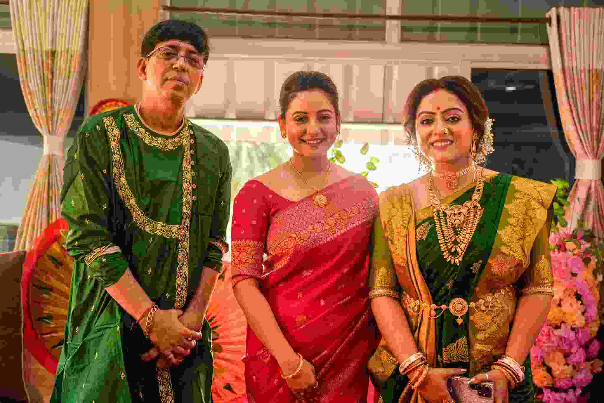 বাড়ির পুজোয় স্নেহাশিস চক্রবর্তী, অভিনেত্রী শ্রাবণী ভূইঞাঁ, রূপসা চক্রবর্তী।