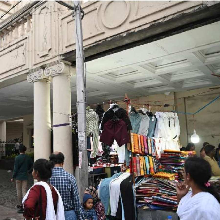 ৮. ধর্মতলা, ফুটপাথের রঙিন মেলা: ধর্মতলার ফুটপাথে পুজোর সময়ে যেন এক রঙিন মেলা বসে। নানা ধরনের পোশাক, জুতো, ব্যাগ এবং অ্যাক্সেসরিজের দোকান বসে যায়। ভিড়ের মাঝে মনের মতো জিনিস খুঁজে বার করার রোমাঞ্চ এক অন্য রকম স্বাদ এনে দেয়। এখানে দরদাম করে কেনার এক বিশেষ সংস্কৃতি রয়েছে, যা কেনাকাটাকে আরও মজাদার করে তোলে। পকেট বাঁচিয়ে আধুনিক সাজে সেজে উঠতে চান? ধর্মতলা তবে আপনারই জন্য।