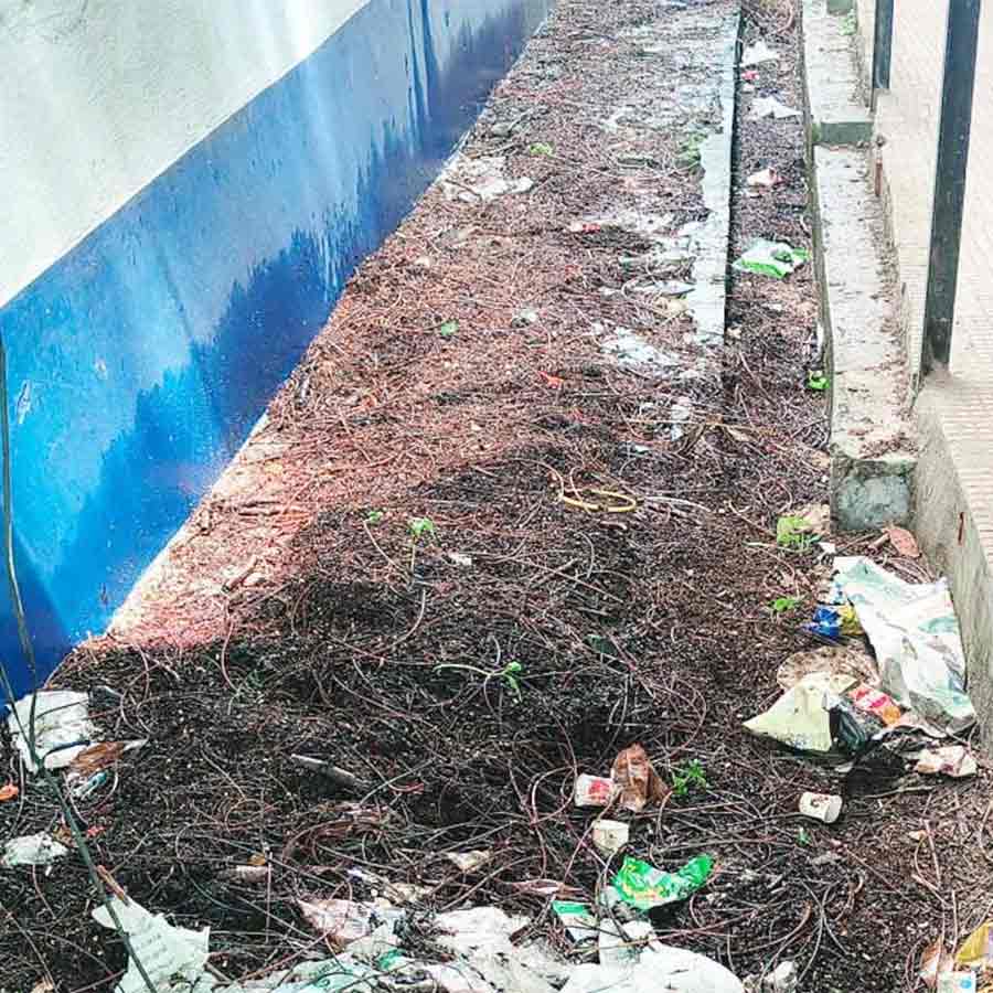 garbage dump around Pandua Rural Hospital, local residents angry
