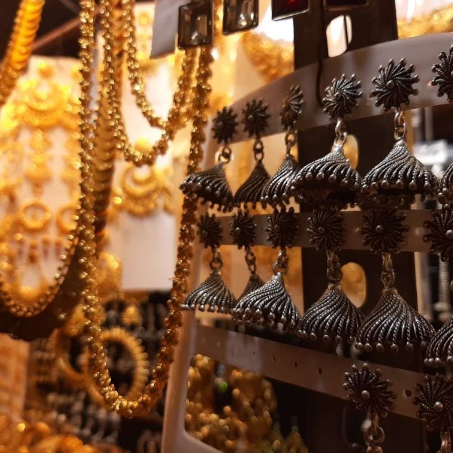 ১. হাতিবাগান, উত্তর কলকাতার নস্টালজিয়া: হাতিবাগানের নাম শুনলেই চোখের সামনে ভেসে ওঠে ফুটপাথ জুড়ে সারি সারি দোকান, আর ক্রেতাদের উপচে পড়া ভিড়। এটি শুধু একটি বাজার নয়, এটি উত্তর কলকাতার ঐতিহ্যের একটি অংশ। এখানে পোশাক থেকে শুরু করে গয়না, গৃহস্থালীর জিনিসপত্র, এমনকি বাচ্চাদের খেলনাও সস্তায় পাওয়া যায়। পুজোর সময়ে বিভিন্ন ধরনের নতুন পসরা আসে। সেই সবের হাত ধরেই যেন পুজোর আমেজ জাঁকিয়ে বসে শহরে।