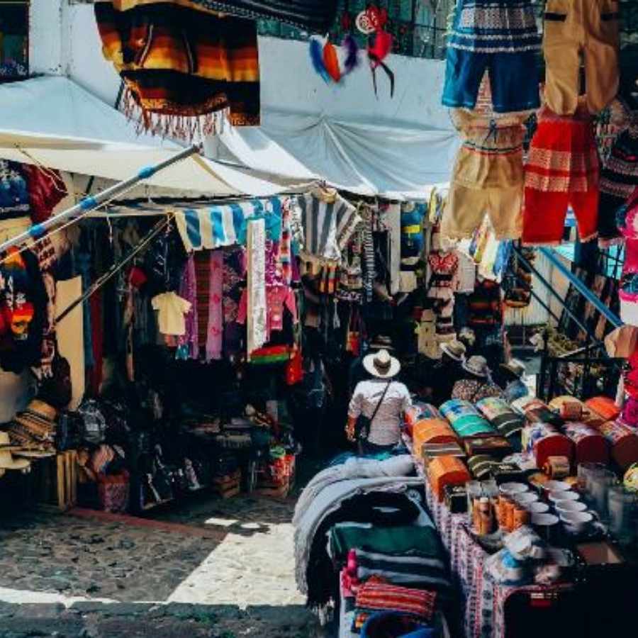 ৬. খিদিরপুর, মধ্যবিত্তের চেনা পথ: খিদিরপুরের বাজারগুলি মূলত মধ্যবিত্ত ক্রেতাদের মধ্যে বেশ জনপ্রিয়। এখানে পোশাক, জুতো এবং গৃহস্থালীর নানা জিনিসপত্র তুলনামূলক ভাবে কম দামে পাওয়া যায়। এটি এমন এক জায়গা, যেখানে বাজেট নিয়ে চিন্তা না করেই মনের মতো জিনিস বাছাই করা যায়। পুজোর কেনাকাটার জন্য খিদিরপুর যেন এক বিশ্বস্ত বন্ধু, যা পকেট আর মন, দুয়েরই খেয়াল রাখে।