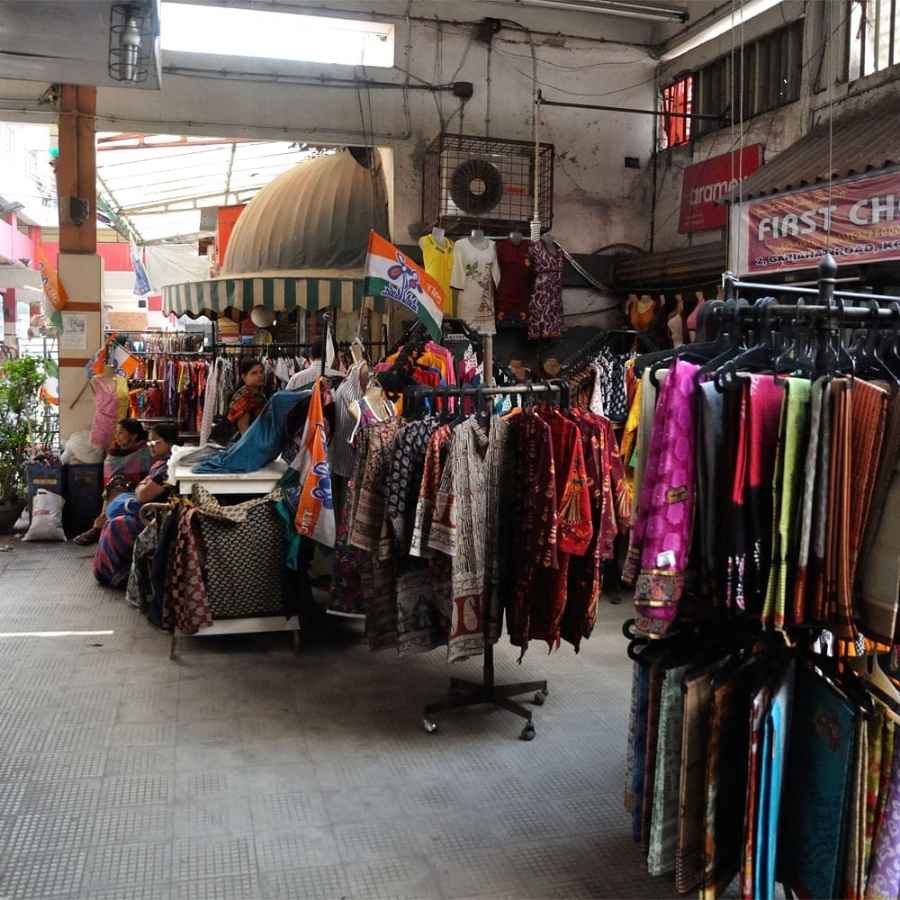 ৭. দক্ষিণাপন, তারুণ্যের হুল্লোড়:  দক্ষিণাপনকে বলা চলে তারুণ্যের ঠিকানা। এখানের দোকানগুলিতে কম দামে দারুণ সব পোশাক মেলে। কেতাদুরস্ত পোশাকের সম্ভার দেখা যায়। তরুণ-তরুণীদের জন্য এটি এক আদর্শ কেনাকাটার জায়গা, কারণ কম খরচেই মিলে যায় ট্রেন্ডি সাজ। 