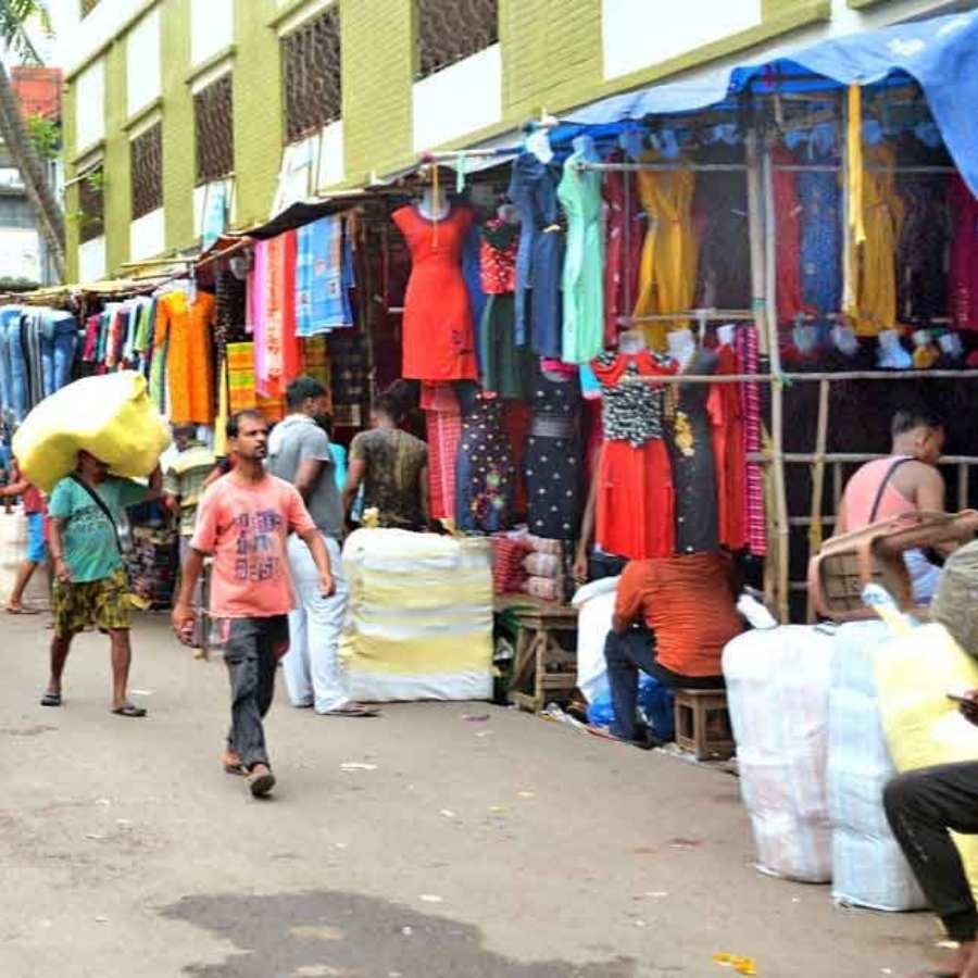 ১০. হাওড়া বাজার, গঙ্গার ওপার: গঙ্গার ওপারে এই বাজারটি সস্তায় কেনাকাটার এক দারুণ ঠিকানা। যদিও এটি কলকাতার মূল শহর থেকে একটু দূরে। এখানে সব ধরনের জিনিসপত্রই সস্তায় পাওয়া যায়। পুজোর সময়ে এখানেও ক্রেতাদের বেশ ভিড় দেখা যায়। কারণ? পকেট বাঁচিয়ে ভাল জিনিস কেনার অঢেল সুযোগ।  পুজোর কেনাকাটা শুধু জিনিস কেনার মধ্যে সীমাবদ্ধ নয়। এটি আসলে বাঙালির আবেগের আর এক নাম। পুজো তো প্রায় এসেই গেল! পছন্দের বাজারগুলোয় ঢুঁ মারবেন নাকি?(এই প্রতিবেদনটি ‘আনন্দ উৎসব’ ফিচারের একটি অংশ।)