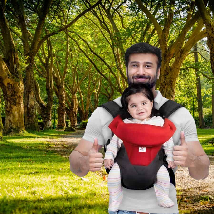 একরত্তিকে কোলে করে অনেকক্ষণ ঘুরতে গিয়ে বাবা মায়েরা অনেক সময়েই ক্লান্ত হয়ে পড়েন। তাই আপনার সন্তান যদি খুবই ছোট হয়, তবে স্ট্রলার বা ব্যাগ ব্যবহার করতে পারেন।