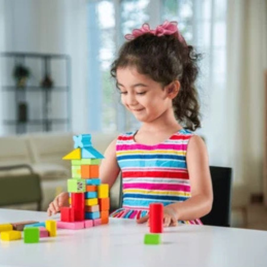 রাতে যখন সেই অর্থে কিছু করার থাকবে না বা বেড়াতে বেরোচ্ছেন না, তখন সন্তানকে ব্যস্ত রাখার জন্য তার কিছু খেলনা সঙ্গে নিয়ে বেড়াতে যান। রাখতে পারেন আঁকার খাতা, রং-ও।