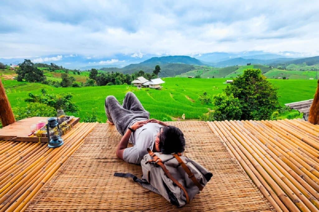 একটা জায়গায় কত বার আর বেড়াতে যাব? এক বার বই দু’বার তো যাব না! এমন ভাবনা থাকে বহু মানুষেরই। সেই কারণে এক বারেই যত বেশি সম্ভব জায়গা দেখে নিতে চান তাঁরা। আর তা করতে গিয়ে অনেক সময়েই বেড়ানোর বদলে স্রেফ ছুটে বেড়ান। নতুন প্রজন্মের অনেকেই কিন্তু আর সেই মতে বিশ্বাসী নন। তাঁদের এখন পছন্দের ভ্রমণ-নীতি হল ‘ধীরে বেড়ানো’ বা স্লো ট্র্যাভেলিং। ব্যাপারটা কী?