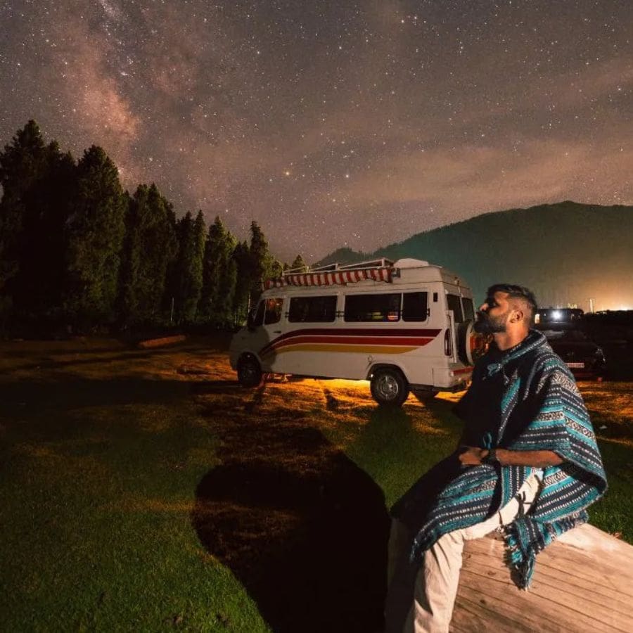 অপ্রত্যাশিত অভিজ্ঞতার সুযোগ: তাড়াহুড়ো নেই। এক জায়গায় অনেক দিন আছেন। হঠাৎ করেই চলে এল নিমন্ত্রণ। হয়তো ওই এলাকার কোনও পুজো কিংবা স্থানীয় কারও বাড়িতে বিয়ে। এই ধরনের অনুষ্ঠানে অংশগ্রহণের সুযোগ বাড়ে স্লো ট্র্যাভেলিংয়ের ক্ষেত্রে।