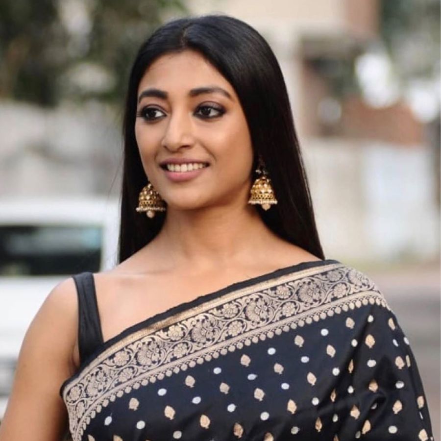 পুজো আসছে। আসছে হাজারো কেনাকাটা, সাজগোজ আর ঘোরাঘুরির মরসুম। সকাল থেকে রাত অবধি এ মণ্ডপ থেকে ও মণ্ডপ টইটই, ভিড়ের গরম, আবার কখনও হঠাৎ বৃষ্টি। কেনাকাটা হোক বা ঠাকুর দেখা, এ সময়ে পোশাকে একসঙ্গে চাই আরাম, স্টাইল আর তাড়াতাড়ি শুকিয়ে যাওয়ার সুবিধা। শুধু সুতি নয়, পুজোর ভিড়ে গরমে স্বস্তি দিতে পারে আরও অনেক রকমের কাপড়। চলুন জেনে নেওয়া যাক তাদের খোঁজখবর—