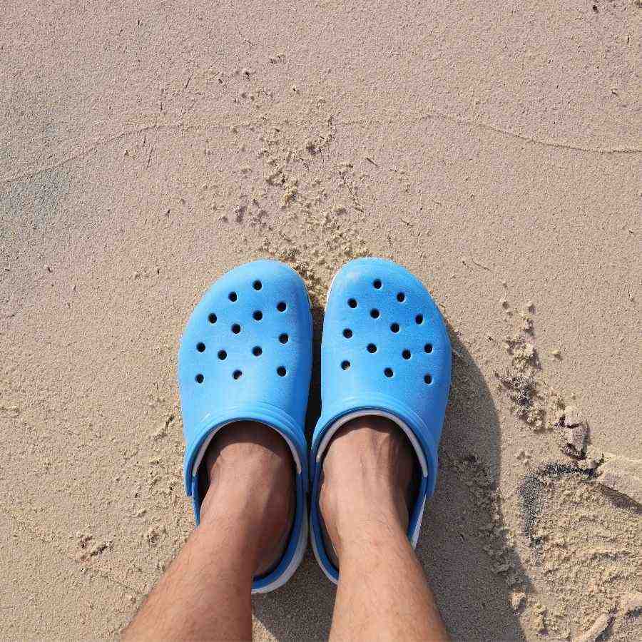 বর্ষার মরশুমে প্রথমেই মাথায় আসে রবারের জুতোর কথা। পুজোর দিনেও যাঁরা নিয়মিত অফিস করেন অথবা ট্রামে-বাসে যাতায়াত করেন, তাঁদের সঙ্গী হতে পারে ট্রান্সপারেন্ট জেলি স্যান্ডেল। এটি পরে বৃষ্টিভেজা রাস্তাতেও সচ্ছন্দে চলাফেরা করা যায়। 