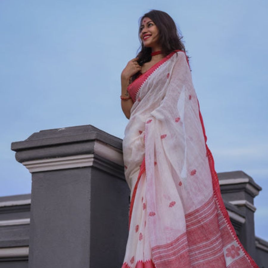 ১. সুতির বিকল্প লিনেন: সুতির পোশাক যেমন আরামদায়ক, লিনেনও কিন্তু কম যায় না। এটি ফ্লাক্স ফাইবার থেকে তৈরি একটি প্রাকৃতিক কাপড়। সুতির মতোই লিনেন ঘাম শোষণ করে এবং বাতাস চলাচল করতে দেয়। লিনেনের পোশাক পরে দিনের বেলায় ঘোরাঘুরি বা কোনও অনুষ্ঠানে গেলে আরাম আর ফ্যাশন, দুই-ই বজায় থাকে।