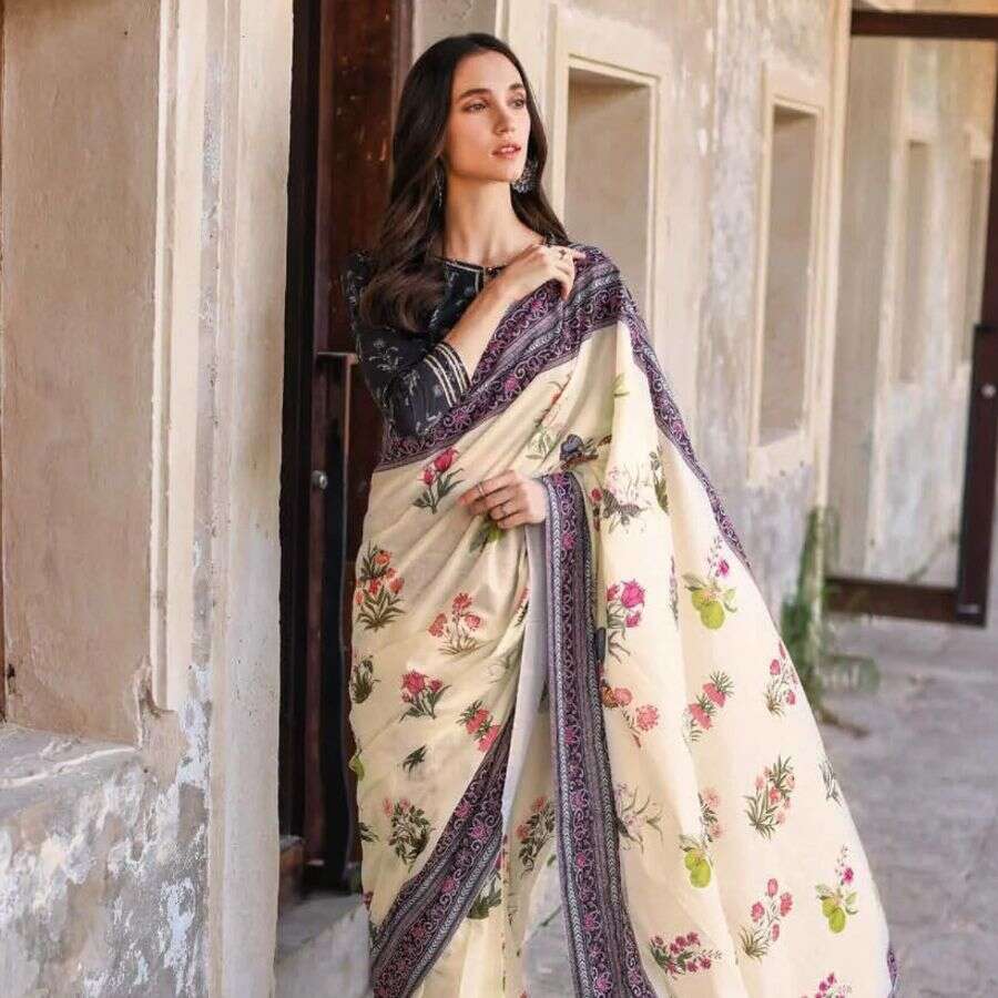 ৩. হাল্কা লন: লিনেন ও সুতির মিশ্রণে তৈরি লন কাপড় হাল্কা এবং মসৃণ। এটি গরমে আরাম দেয় এবং খুব সহজে শুকিয়েও যায়। লন কাপড়ে তৈরি কামিজ, কুর্তি বা রাতের পোশাক বেশ আরামদায়ক হতে পারে।