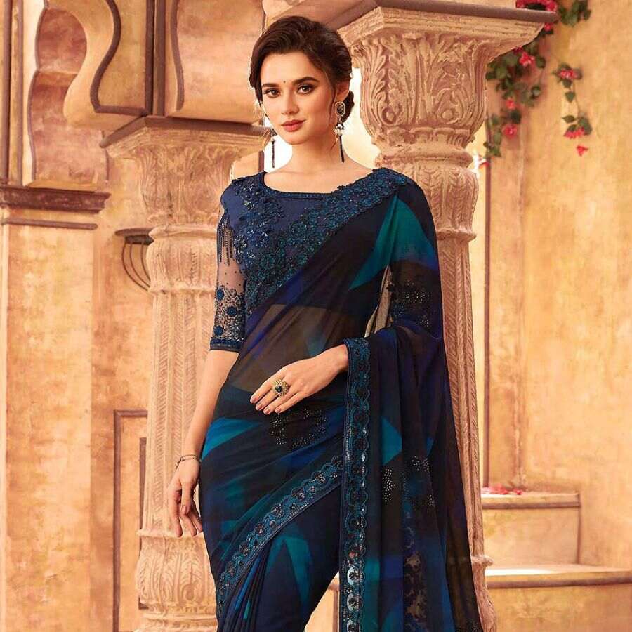 ৪. জর্জেট: মেঘলা আবহাওয়ায় বা অল্প বৃষ্টির দিনে জর্জেটের কাপড় বেশ উপযোগী। এতে খুব বেশি গরম লাগে না, আবার ভিজে গেলেও শুকোয় সহজেই। 