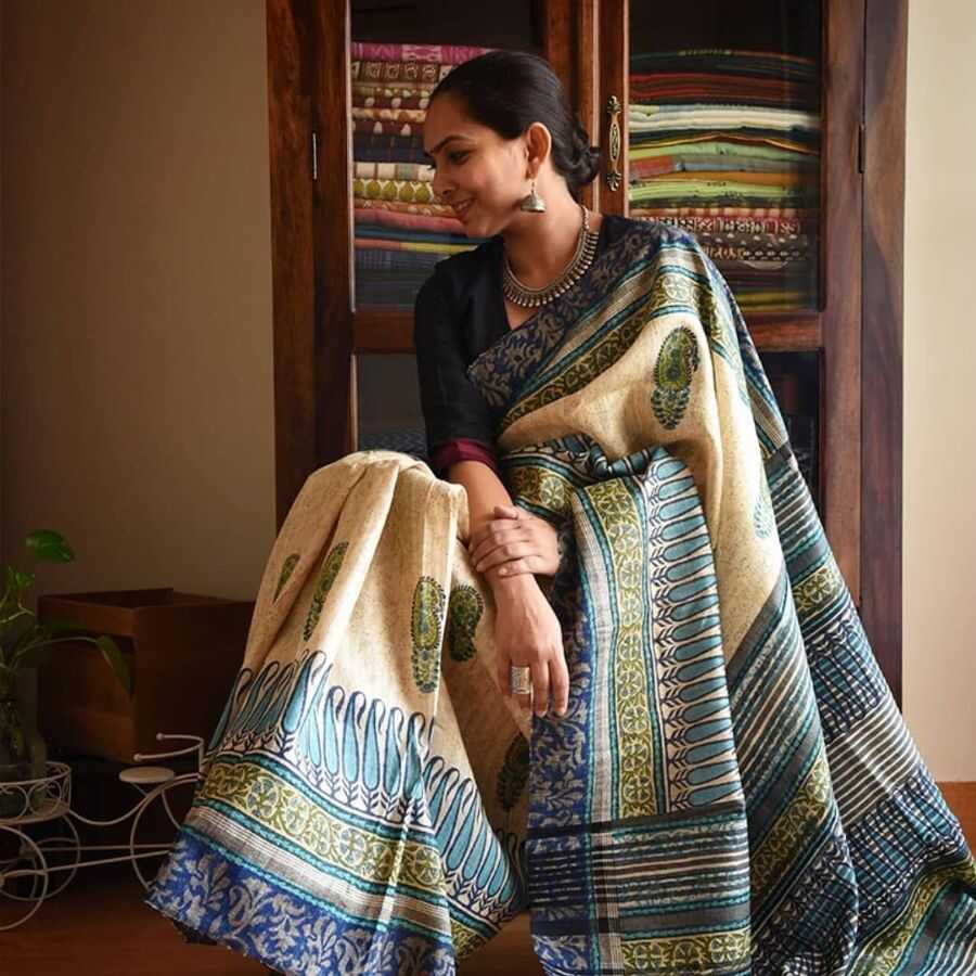 ৬. হ্যান্ডলুম: ভারতের ঐতিহ্যবাহী হ্যান্ডলুম কাপড়, যেমন টাঙ্গাইল বা জামদানি, গরমের দিনে বেশ আরাম দেয়। এগুলো হাল্কা এবং বাতাস চলাচল করতে দেয়। উৎসবের শাড়ির ক্ষেত্রে এটি ভাল বিকল্প।