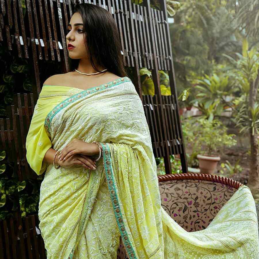 ৮. চিকনকারি: চিকনকারির কাজ করা পোশাক গরমের জন্য দারুণ। সুতির কাপড়ের উপরে এই সূক্ষ্ম কাজ থাকে বলে দেখতেও সুন্দর লাগে, আবার বাতাস চলাচলের কারণে আরামও দেদার। 