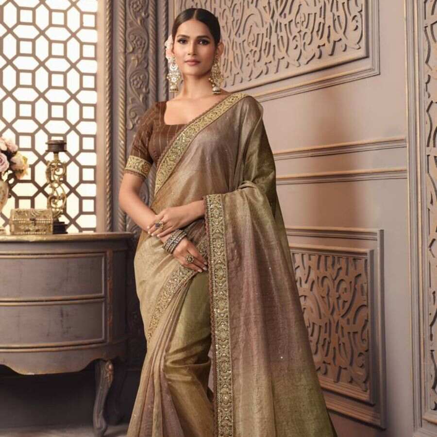 ৯. ভিসকোস: এটি প্রাকৃতিক ফাইবার দিয়ে তৈরি, যা সুতির মতোই আরামদায়ক। ভিসকোস ফ্যাব্রিক মসৃণ এবং ঘাম শোষণ করে।