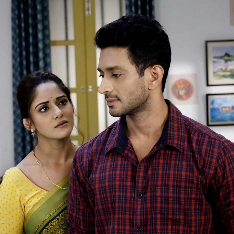 স্নেহাশিস চক্রবর্তীর 'পরশুরাম  আজকের নায়ক' ধারাবাহিকে তৃণা সাহা, ইন্দ্রজিৎ বসু।  