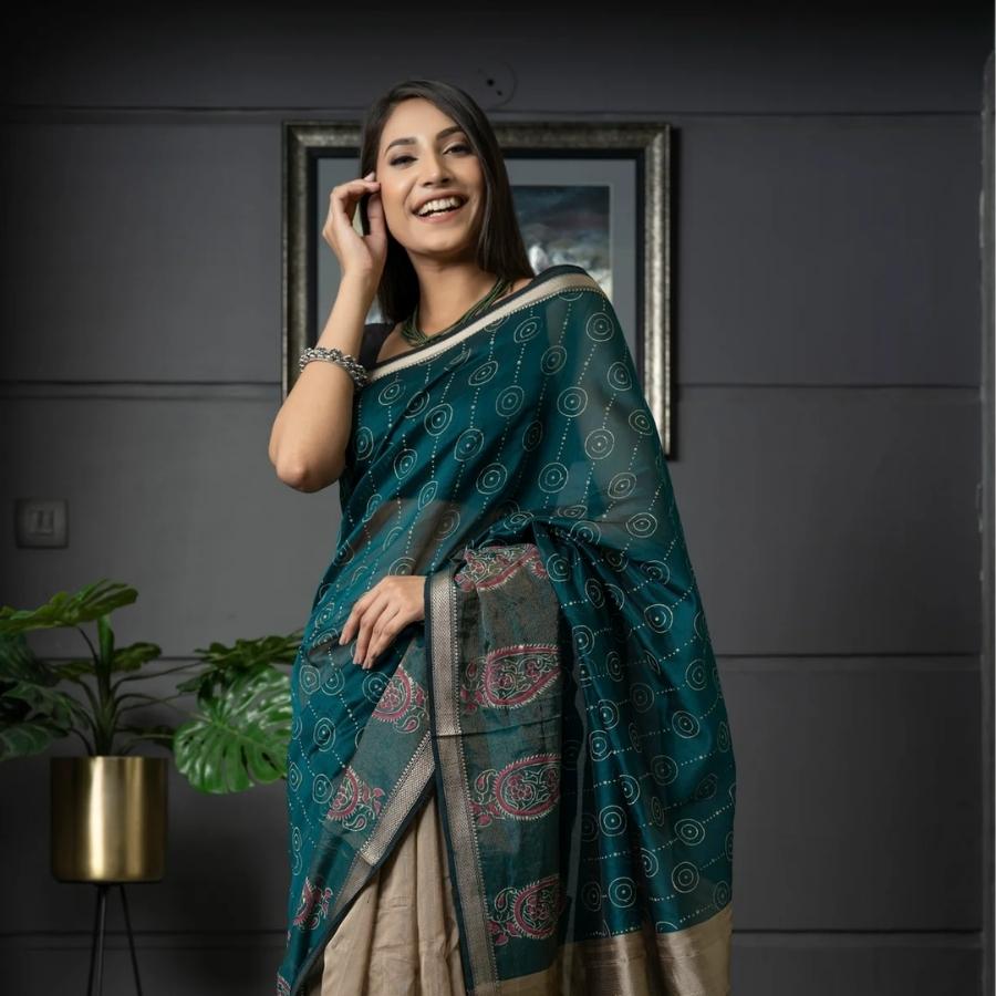 ৭. সিল্ক-কটন মিক্স: পুজোর সন্ধ্যায় একটু ভারী কিছু পরতে চাইলে সিল্ক-কটন মিক্স বেছে নিতে পারেন। এটি দেখতে সিল্কের মতো হলেও সুতির মতো আরাম দেয়।