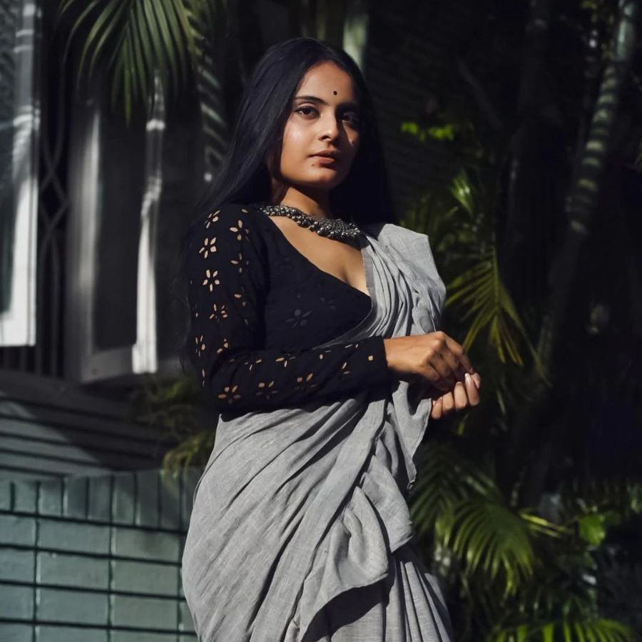 ২. সিল্কের বিকল্প রেয়ন: সিল্কের চমৎকার বিকল্প হতে পারে রেয়ন। এটি কিছু প্রাকৃতিক ও সিন্থেটিক তন্তু দিয়ে তৈরি। পরতে আরামদায়ক এবং পরিষ্কার করাও সহজ।