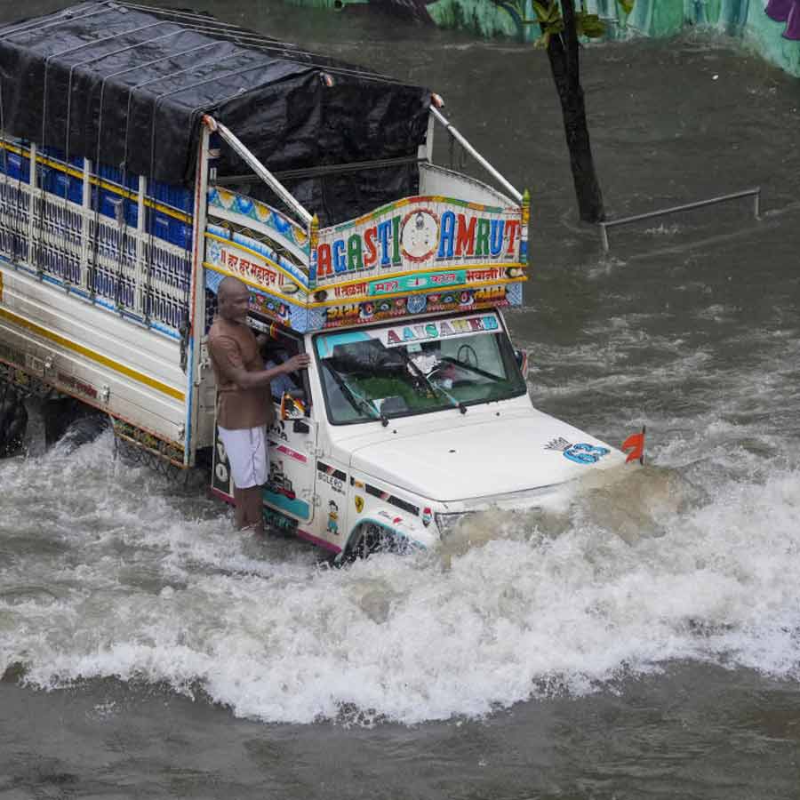 Over 1000 Deaths, Water Entered Bachchan Residence in Mumbai 2005 and More Tragic Events 