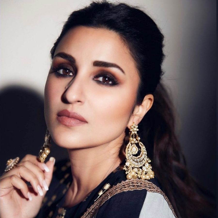 which eye shadow colour apart from black helps to get easy smokey eyes dgtl