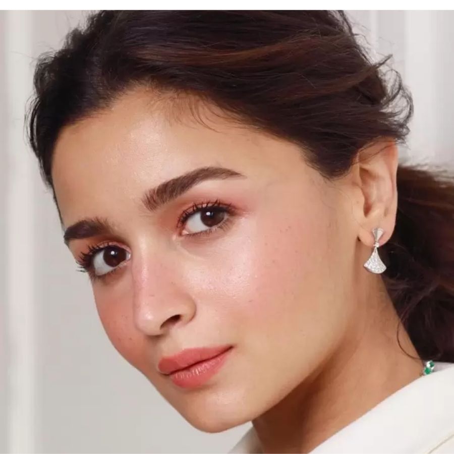 ন্যুড মেকআপ: হালকা এবং প্রাকৃতিক রঙের আইশ্যাডো ব্যবহার করে একটি সহজ এবং স্বাভাবিক লুক তৈরি করা হয়। খুব হালকা মেকআপে এবার পুজোয় নিজেকে অন্যরকমভাবে সাজিয়ে তুলুন।