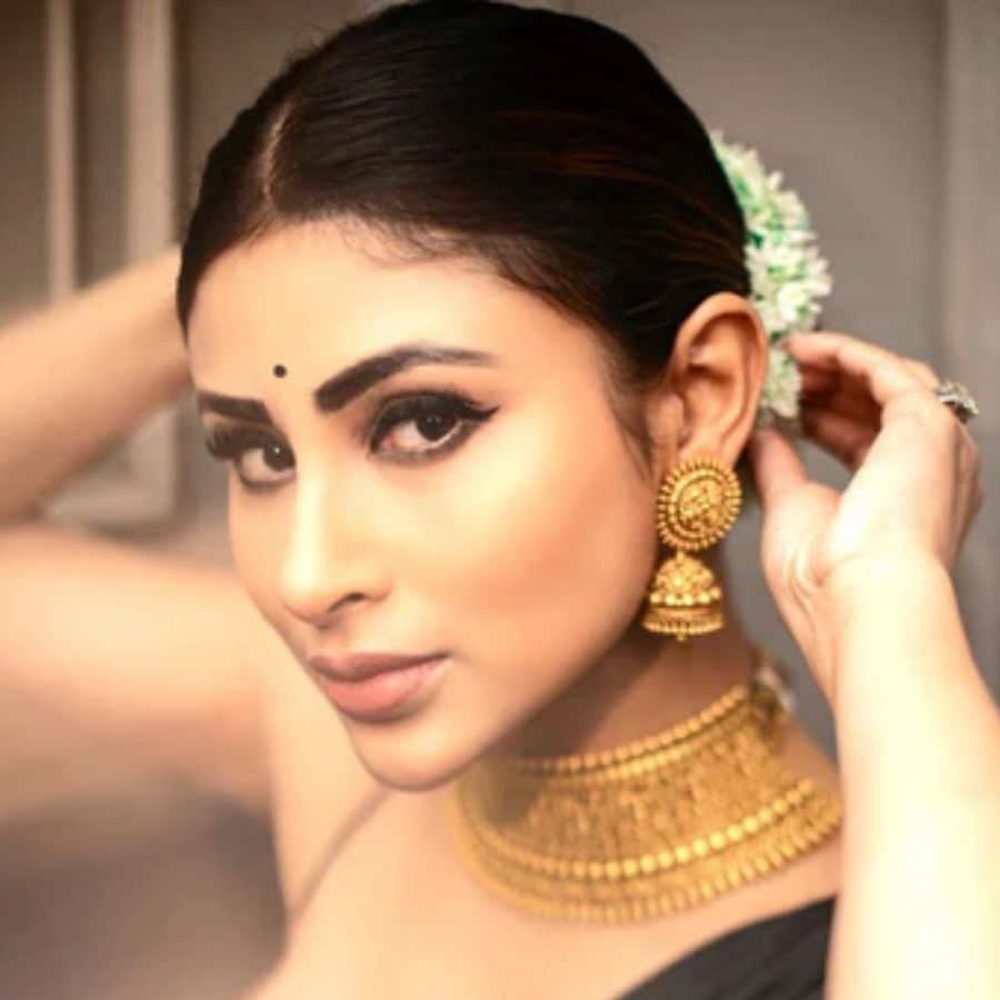 তা হলে আর কি, এ বার পুজোয় সবার মন কাড়তে আপনার চোখকে সাজিয়ে তুলুন পছন্দের মেকআপে। (এই প্রতিবেদনটি ‘আনন্দ উৎসব’ ফিচারের একটি অংশ)।