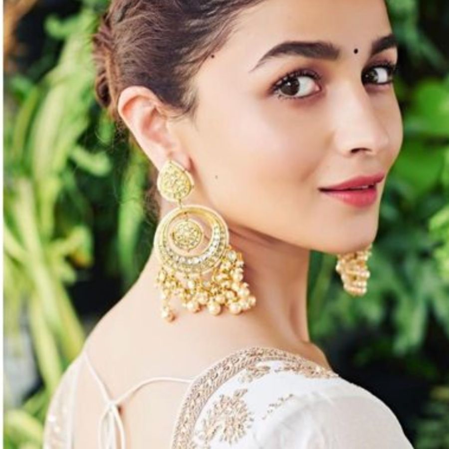  এই ডি-ট্যান প্যাকে অ্যালোসিন রয়েছে, যা মেলানিন উৎপাদন কমিয়ে ত্বককে উজ্জ্বল করে তোলে। 