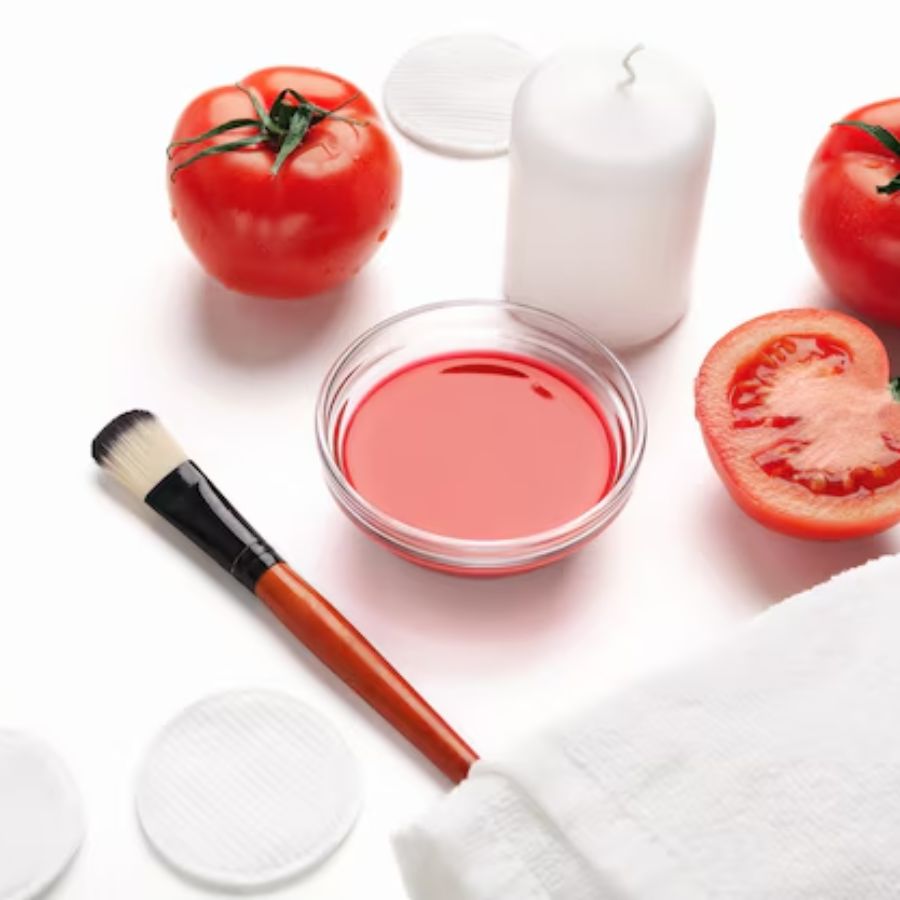 টোম্যাটো : ট্যান দূর করতে এই সবজিই কাজে আসবে। টোম্যাটো পেস্ট করে নিন। এতে এক চিমটে হলুদ মিশিয়ে যেখানে যেখানে ট্যান পড়েছে, সেখানে লাগান। ১৫-২০ মিনিট রেখে ধুয়ে ফেলুন। এই প্যাক আপনাকে রোদে পোড়া মুখ-হাত থেকে মুক্তি দেবে।