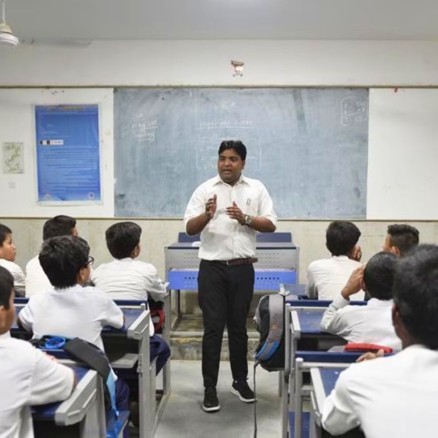 The Board of Secondary Education has organized a workshop on how to study and teach history.