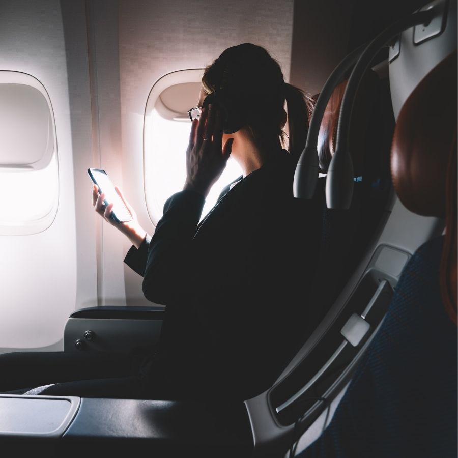 মন শান্ত রাখার মতো জিনিস সঙ্গে রাখুন: ফ্লাইট চলাকালীন পড়া, গান শুনতে পারেন, সিনেমা দেখতে পারেন। এগুলি করে মন অন্য দিকে সরিয়ে রাখুন। বই পড়ার অভ্যাস থাকলে সেটাও করতে পারেন। মেডিটেশনও আপনাকে সাহায্য করতে পারে। প্রয়োজনে ট্রাভেল অ্যাংজ়াইটি নিয়ে মনোবিদের সঙ্গে আলোচনা করুন।  দুর্ঘটনার খবর এড়িয়ে চলুন: বেড়াতে যাওয়ার আগে বিমান দুর্ঘটনার খবর পড়া বা ভিডিয়ো দেখা থেকে বিরত থাকুন। এটি শুধু উদ্বেগ বাড়ায়, আপনাকে অতিরিক্ত নিরাপত্তা দিতে পারে না।