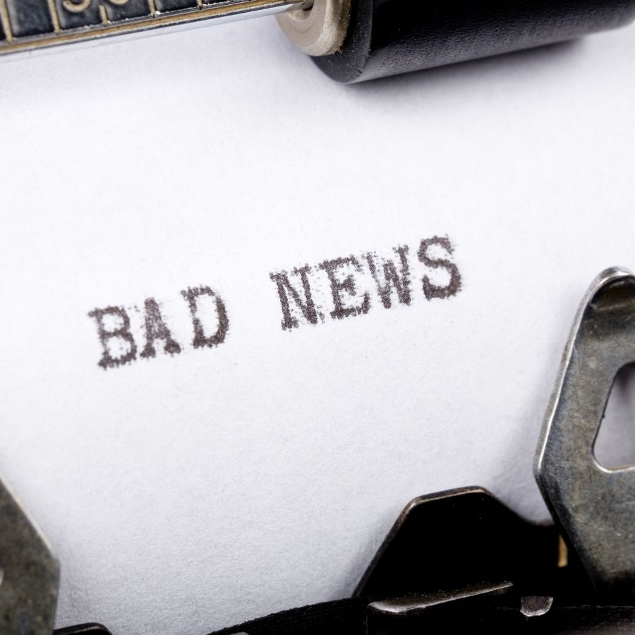 দুর্ঘটনার খবর এড়িয়ে চলুন: বেড়াতে যাওয়ার আগে বিমান দুর্ঘটনার খবর পড়া বা ভিডিয়ো দেখা থেকে বিরত থাকুন। এটি শুধু উদ্বেগ বাড়ায়, আপনাকে অতিরিক্ত নিরাপত্তা দিতে পারে না।