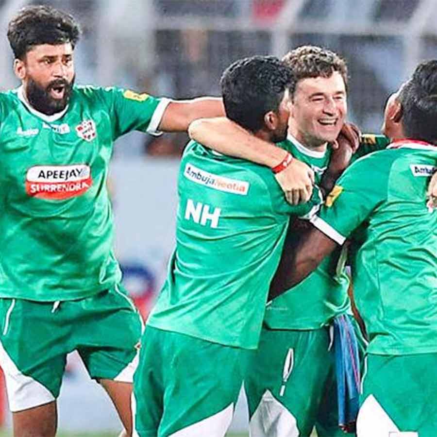 মধ্যমণি: ইস্টবেঙ্গলের বিরুদ্ধে জয়ের পরে কিবুকে নিয়ে উল্লাস।