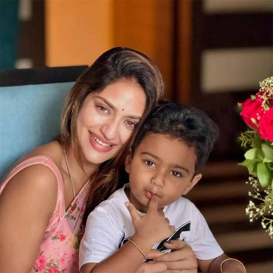 শত ব্যস্ততার মাঝে ছেলেকে সব সময় নজরে রাখেন নুসরত।