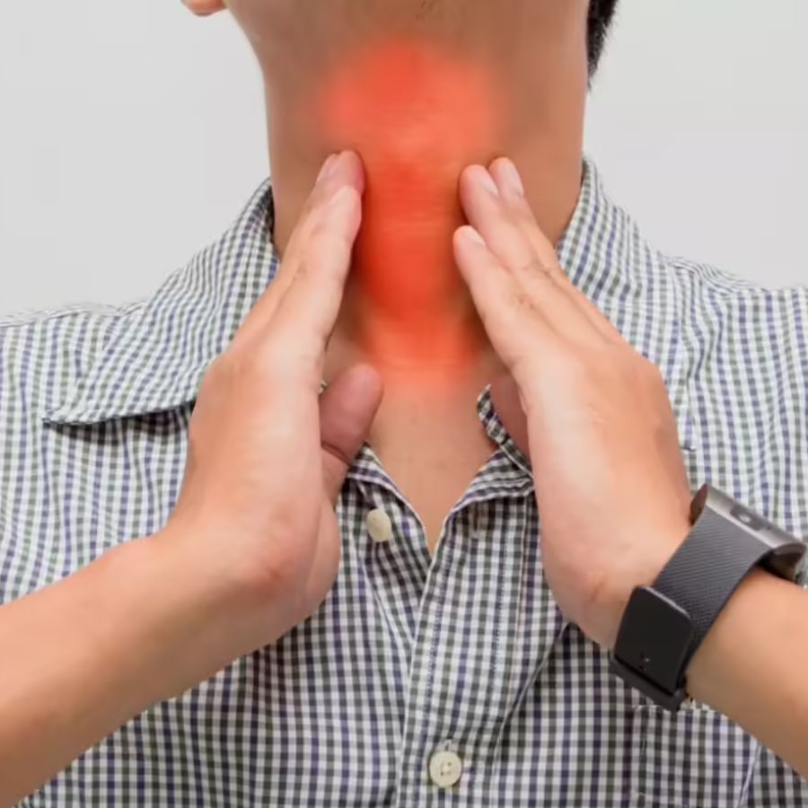  গলা বা চোয়ালের যন্ত্রণা গলায় বা চোয়ালে ব্যথাও হতে পারে, বিশেষত যদি তা বুকের মাঝখান থেকে ছড়াতে থাকে। 