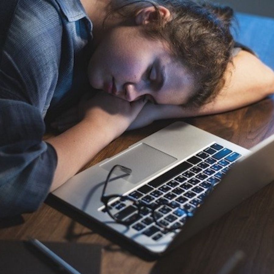 হঠাৎ ক্লান্তি: কারণ কি শুধু কাজের চাপ? আগে যা সহজেই করতেন, এখন তাতেই হাঁফিয়ে যাচ্ছেন– এটিও একটি গুরুত্বপূর্ণ লক্ষণ। বিশেষত, মহিলাদের মধ্যে এই ক্লান্তি বা দুর্বলতা দেখা যায়।