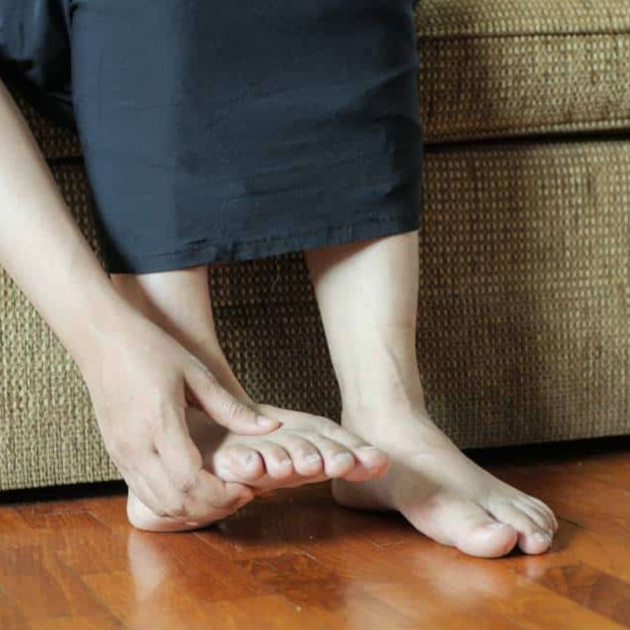 পা ফোলা: জল জমার লক্ষণ? অনেক সময়ে পা, গোড়ালি ও পায়ের পাতা ফুলে যায়। এর কারণ হল হৃৎপিণ্ড সঠিক ভাবে রক্ত পাম্প করতে পারে না। ফলে রক্ত শিরায় ফিরে যায় এবং ফোলা ভাব তৈরি হয়।