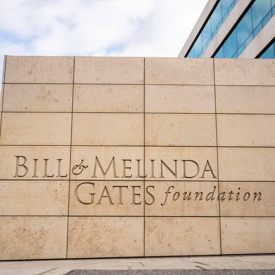 ২০০০ সালে বিল গেটস এবং মেলিন্ডা একটি সংস্থা প্রতিষ্ঠা করেন, যার নাম দেওয়া হয় ‘বিল অ্যান্ড মেলিন্ডা গেটস ফাউন্ডেশন’। এটি মূলত একটি স্বাস্থ্য উন্নয়ন কেন্দ্রভূমি, যেখানে ম্যালেরিয়া, পোলিয়ো, এইচআইভি-সহ আরও অনেক দুরারোগ্য ব্যাধি রোধের জন্য কাজ হয়। এ ছাড়াও আফ্রিকা এবং এশিয়ার দেশগুলিতে শিক্ষাকে উন্নত করার জন্যও কাজ করে তাঁদের এই সংস্থা। 