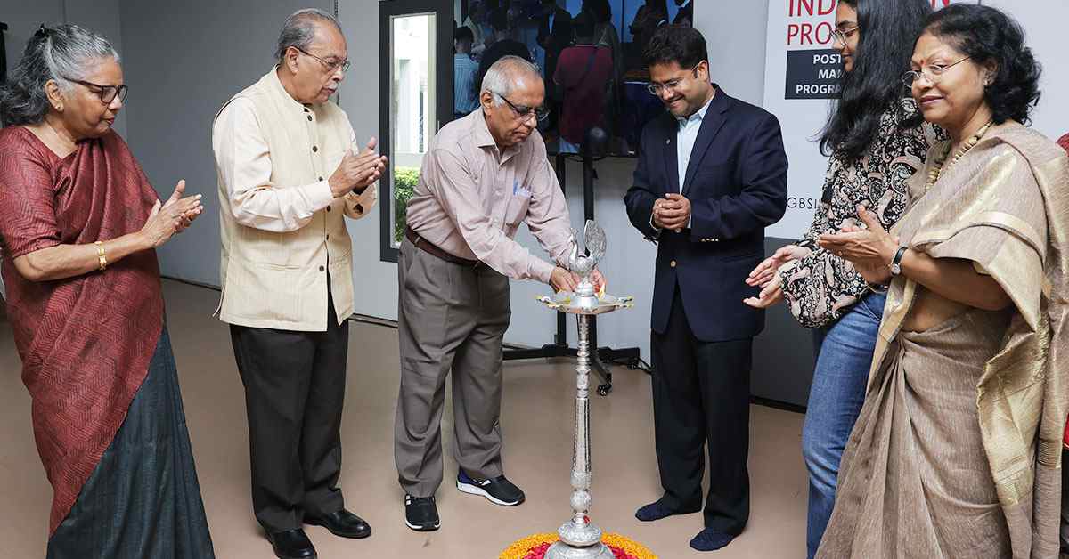 প্রদীপ প্রজ্জ্বলনের মাধ্যমে ‘পিজিডিএম এবং পিজিডিএম – বিজ়নেস অ্যানালিটিক্স’-এ পাঠরত শিক্ষার্থীদের ইন্ডাকশন প্রোগ্রামের শুভ সূচনা হয়। অনুষ্ঠানে উপস্থিত বিশিষ্ট ব্যক্তিদের মধ্যে ছিলেন (বাম থেকে ডানে): এক্সটার্নাল এইচআর অ্যাডভাইজ়র – সি-সুইট অব টাটা এনওয়াইকে, সিঙ্গাপুর, প্রাক্তন প্রধান – এইচআর ও আইআর, টাটা স্টিল এবং ‘জিবিএস’-এর একাডেমিক কাউন্সিল সদস্য, সুচিত্রা গুহ, গ্লোবসিন গ্রুপের সহ সভাপতি অধ্যাপক, আর. সি. ভট্টাচার্য, ‘এআইসিটিই’-এর প্রাক্তন চেয়ারম্যান, ‘আইআইটি খড়গপুর’-এর প্রাক্তন পরিচালক এবং ‘জিবিএস’-এর গভর্নিং কাউন্সিল সদস্য, অধ্যাপক দামোদর আচার্য,  ‘জিবিএস’-এর ডিরেক্টর ও ট্রাস্টি রাহুল দাশগুপ্ত এবং গ্লোবসিন নলেজ ফাউন্ডেশনের ট্রাস্টি রঞ্জনা দাশগুপ্ত।