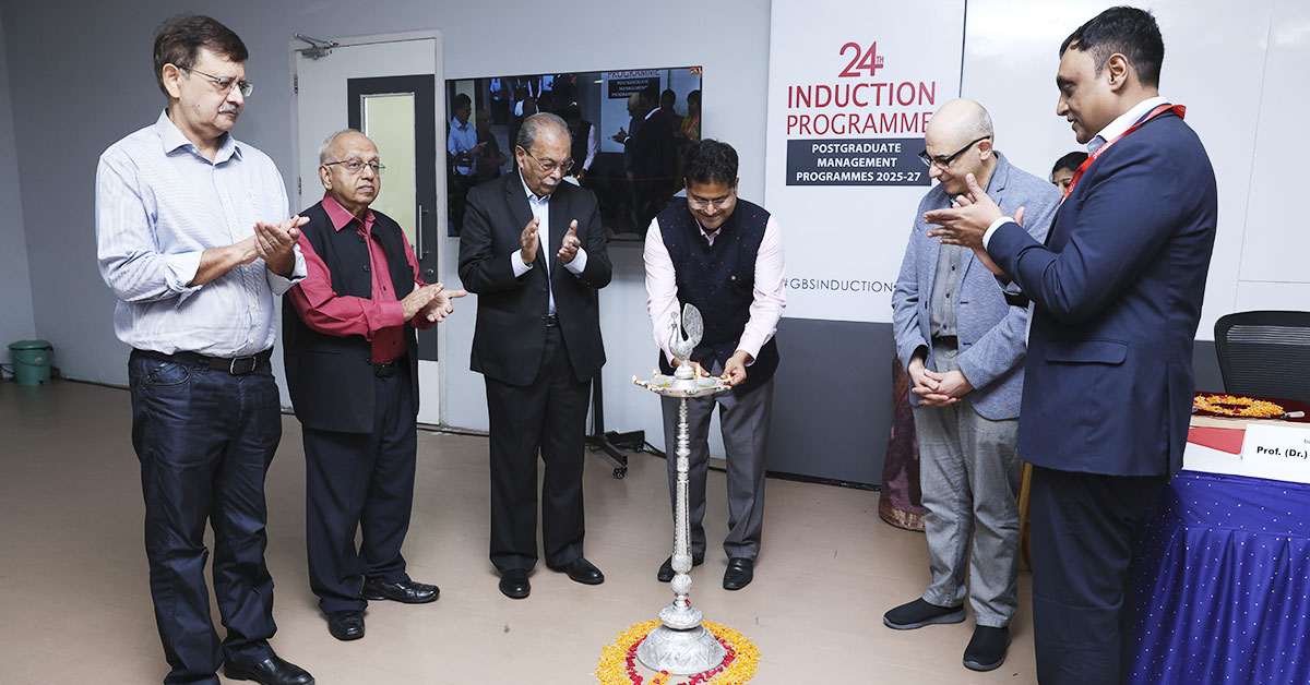 প্রদীপ প্রজ্জ্বলনের মাধ্যমে ‘এমবিএ’ (গ্লোবাল) পাঠরত শিক্ষার্থীদের ইন্ডাকশন প্রোগ্রামের শুভ সূচনা হয়। অনুষ্ঠানে উপস্থিত বিশিষ্ট অতিথিদের মধ্যে ছিলেন (বাম থেকে ডানে): মহর্ষি দয়ানন্দ এডুকেশন ট্রাস্ট-এর সিইও, ফাইন্যান্স ও আইটি, পার্সোনাল কেয়ার বিজ়নেস, আইটিসি লিমিটেডের প্রাক্তন প্রধান এবং ‘জিবিএস’-এর একাডেমিক কাউন্সিল সদস্য, অনিল কুমার গর্গ, ‘এমজাংশন সার্ভিসেস লিমিটেড’-এর চেয়ারম্যান এবং ‘জিবিএস’-এর গভর্নিং কাউন্সিল সদস্য, সন্দীপন চক্রবর্তী, গ্লোবসিন গ্রুপের সহ সভাপতি অধ্যাপক আর. সি. ভট্টাচার্য, ‘জিবিএস’-এর ডিরেক্টর ও ট্রাস্টি, রাহুল দাশগুপ্ত, মালয়েশিয়া ইউনিভার্সিটি অব সায়েন্স অ্যান্ড টেকনোলজির স্কুল অব বিজ়নেসের ডিন, অধ্যাপক শাহীন মানসোরি এবং ‘জিবিএস’-এর প্রধান অধ্যাপক অভিষেক কুমার।