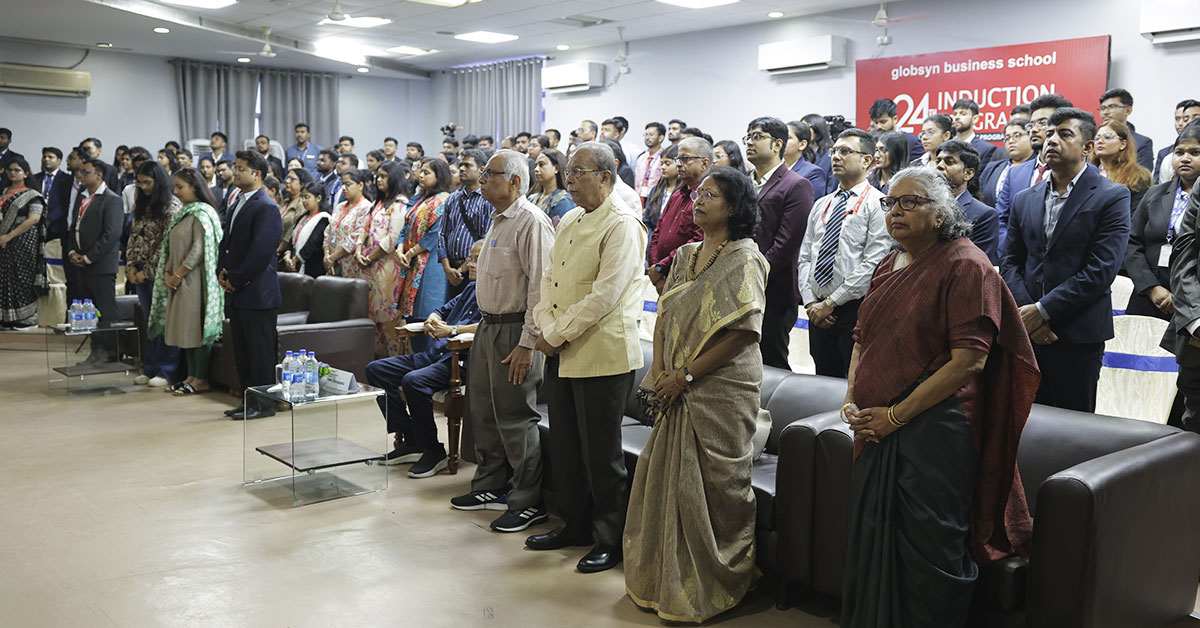 গ্লোবসিন মন্ত্র শুরু হওয়ার পর হলে উপস্থিত সকল দর্শকরা সম্মান প্রদর্শন করে দাঁড়িয়ে পড়েন।