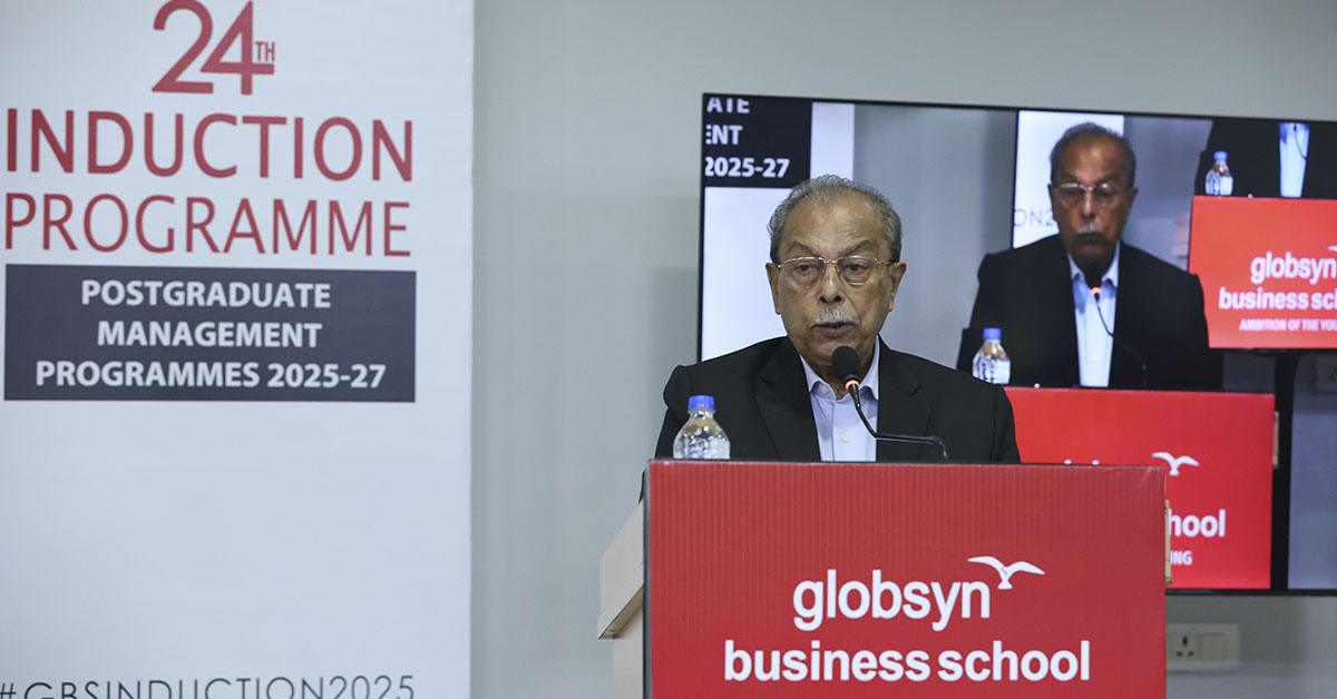 ‘গ্লোবসিন গ্রুপ’-এর ভাইস চেয়ারম্যান, অধ্যাপক আর. সি. ভট্টাচার্য, শিক্ষার্থীদের উদ্দেশ্যে তাঁর বক্তব্য রাখেন।