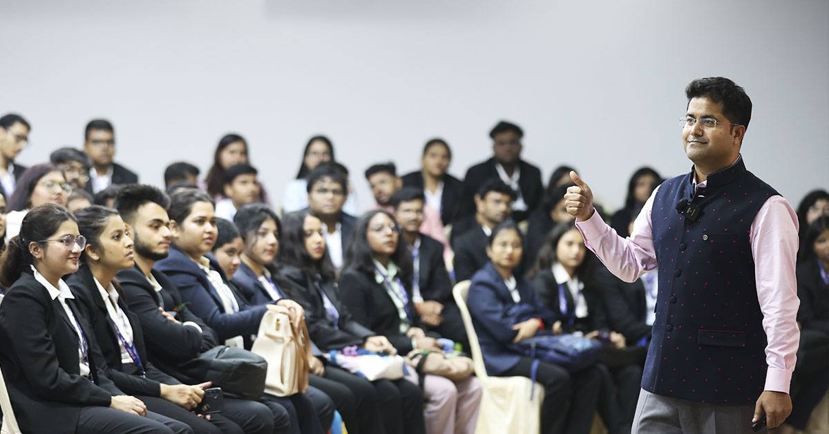 ‘জিবিএস’-এর ডিরেক্টর ও ট্রাস্টি, রাহুল দাশগুপ্ত, ‘রিথিংকিং দ্য এমবিএ’ এই বিষয়ে বক্তব্য রাখেন।  এটি একটি প্রেরণাদায়ক ইন্টারেক্টিভ সেশন ছিল, যেখানে এমবিএ শিক্ষার সম্পূর্ণ ধারণাকে ভিন্ন দৃষ্টিকোণ থেকে আলোচনার পাশাপাশি আজীবন শিক্ষার্থী হিসেবে গড়ে ওঠার গুরুত্বকে বিশেষভাবে তুলে ধরা হয়।