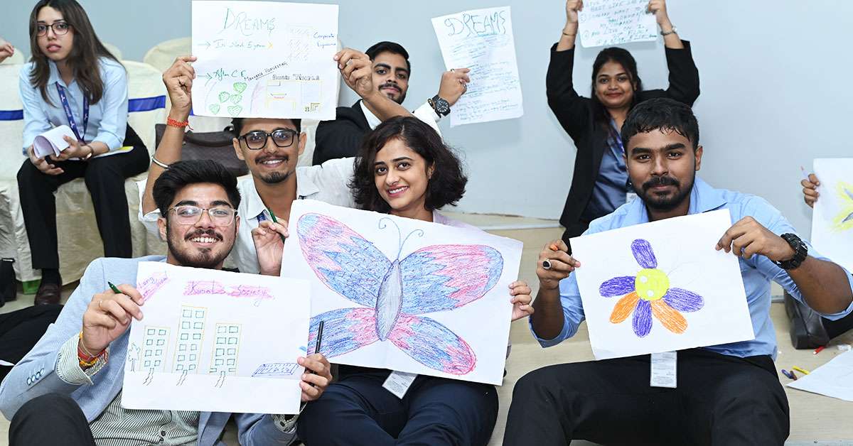 নবনিযুক্ত শিক্ষার্থীরা বিভিন্ন ইন্টারেক্টিভ ম্যানেজমেন্ট খেলায় অংশ নেন, যা তাঁদের মধ্যে দলগত কাজের গুরুত্ব গড়ে তোলার পাশাপাশি মজার খেলার মাধ্যমে ম্যানেজমেন্টের প্রাথমিক দিকগুলো শেখাতে সহায়ক হয়।