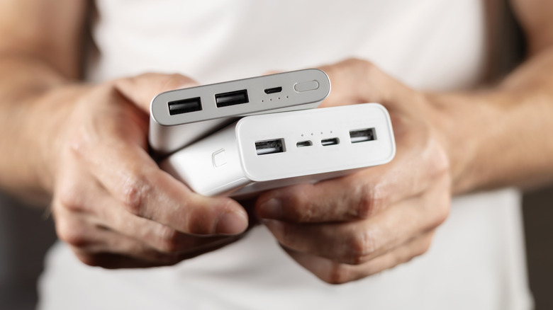  বোট এনার্জিশ্রুম পিবি৩০০ এয়ার ১০০০০mAh  ফিচার: এি দামে ২২.৫W ফাস্ট চার্জিং পাওয়া বেশ ভালো একটি বিষয়। এই পাওয়ার ব্যাঙ্কটিতে এলইডি ব্যাটারি ডিসপ্লে এবং একাধিক সুরক্ষা ফিচার আছে। ডিজাইনও স্টাইলিশ এবং ওজনে হাল্কা।  আনুমানিক দাম: ১,৫০০ - ১,৮০০ টাকা