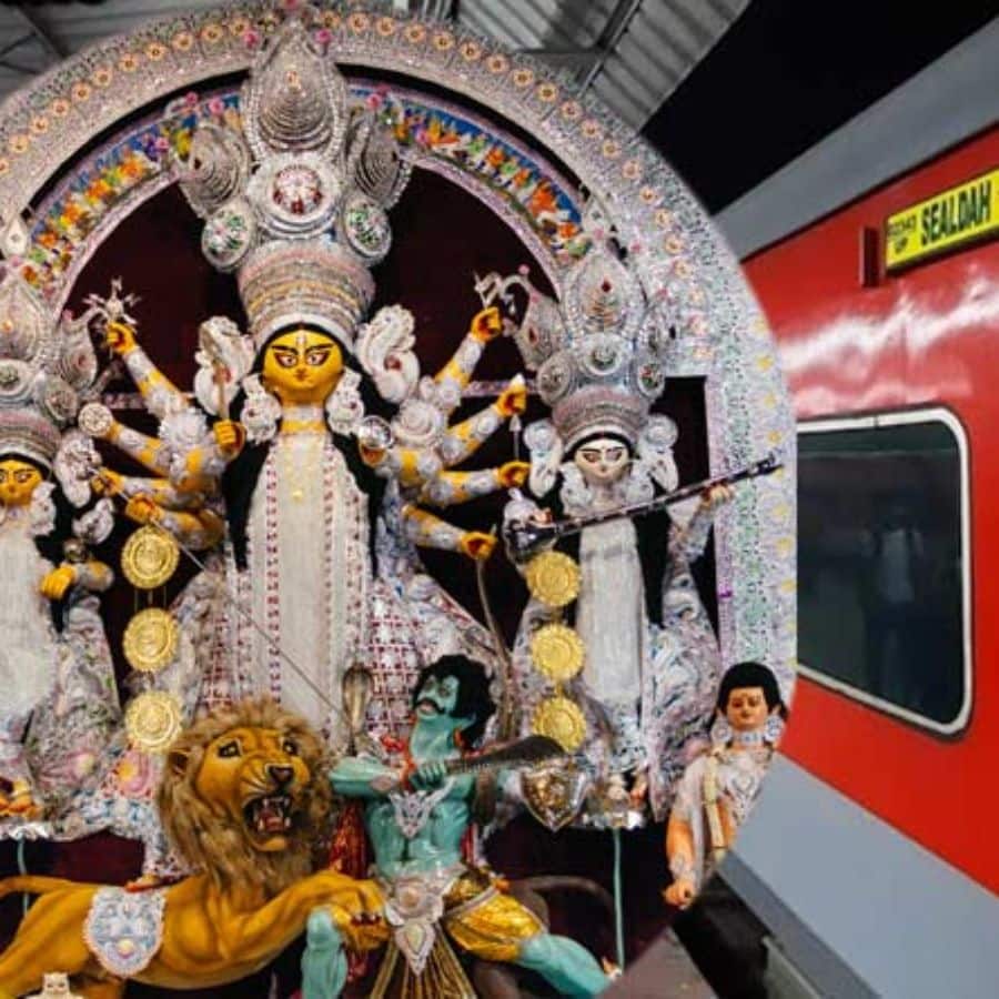 দার্জিলিং-এর দুর্গাপুজো: দার্জিলিং-এর দুর্গাপুজো অনেকটা শান্ত এবং আন্তরিক পরিবেশে হয়। এখানে বড় বাজেটের থিমের পুজোর চেয়ে ঐতিহ্যবাহী এবং পারিবারিক পুজোই দেখা যায় বেশি। এই পুজোয় স্থানীয় নেপালি, ভুটিয়া এবং বাঙালি সংস্কৃতির এক সুন্দর মিশ্রণ দেখা যায়। দেখে নেওয়া যাক, এমনই কয়েকটি পুজোর নাম।